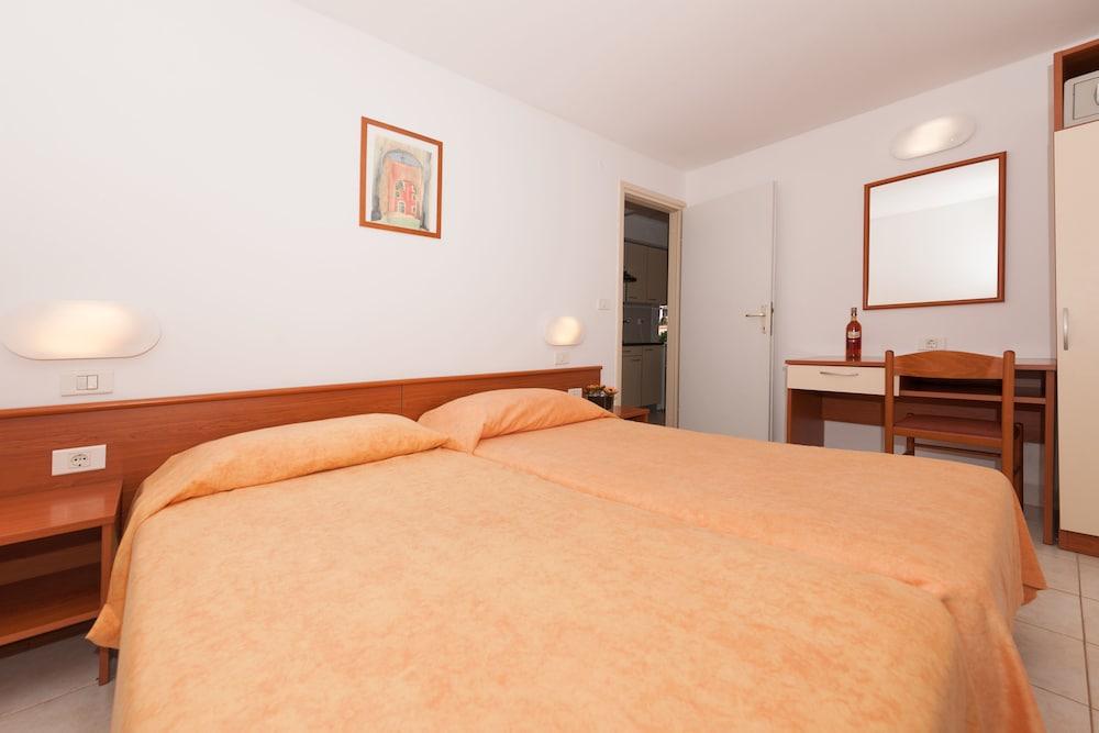 Villas Rubin Apartments ロヴィニ エクステリア 写真